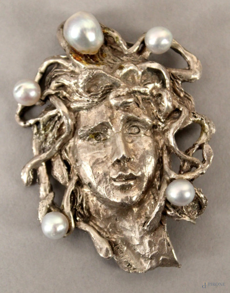 Spilla in argento a forma di testa di Medusa con cinque perle applicate, h cm 7.