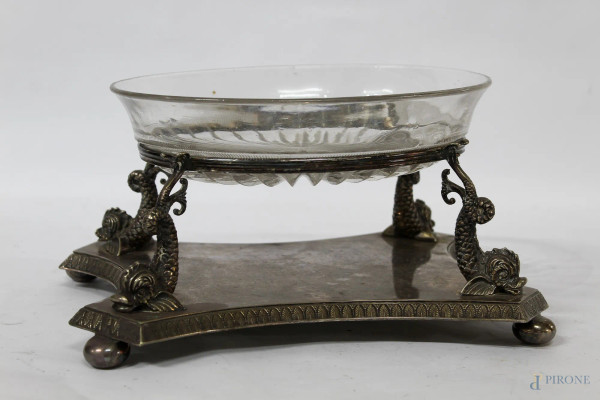 Alzata centrotavola in metallo, completa di vaschetta in vetro sorretta da tritoni, H 15 cm.