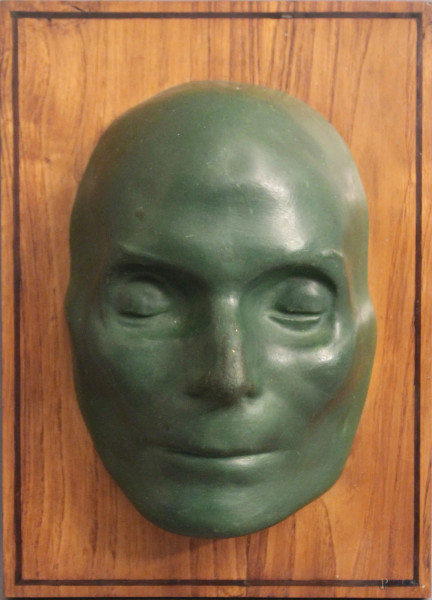 Maschera in terracotta dipinta con supporto in legno, H 20 cm.