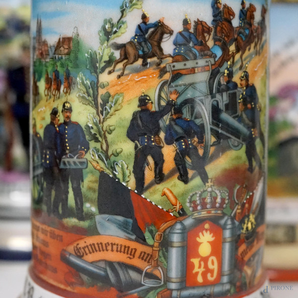 12 boccali da birra con decorazioni a stampa policroma di soggetto militare, co coperchi in metal...