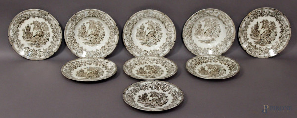 Lotto composto da nove piatti in maiolica a decoro di cineserie, marcato Richard San Cristoforo, diametro 23,5 cm.