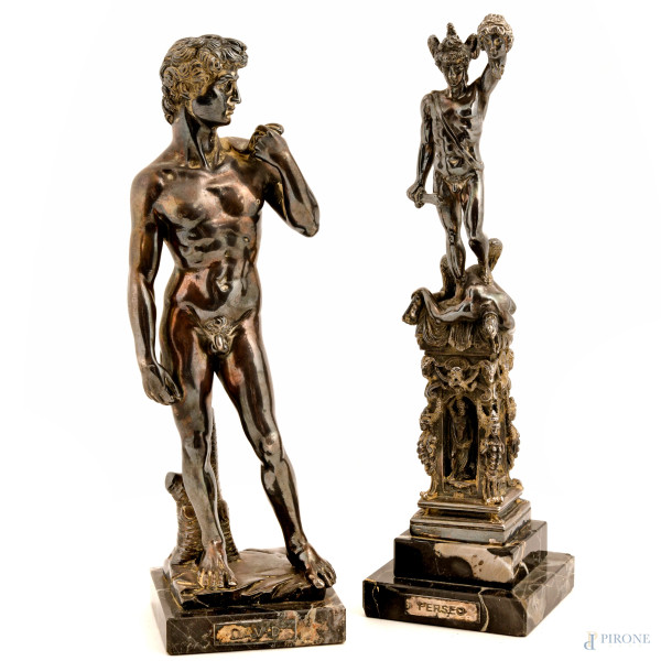Lotto di due sculture in resina argentata riproduzioni del David e di Perseo con la testa di medusa, misure massime cm 31x9x10, (difetti)