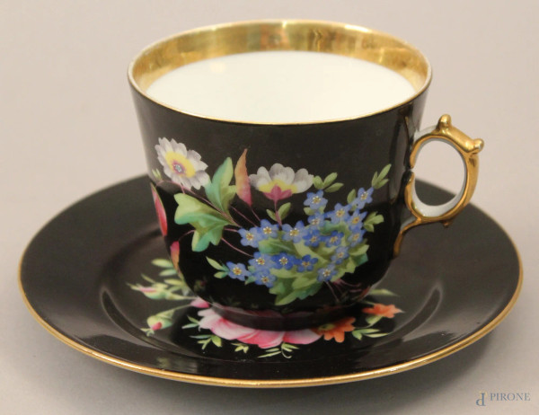 Tazza con piattino in porcellana con fondo nero e decori floreali  policromi, Francia primi &#39;900 (tazza Fil&#233;), altezza 8,5 cm.