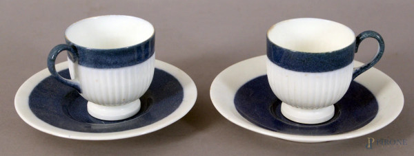 Coppia di tazzine con piattini in porcellana Wedgwood.