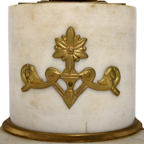 Orologio da tavolo di particolare fattura, caratterizzato da un quadrante scheletrato a vista con...