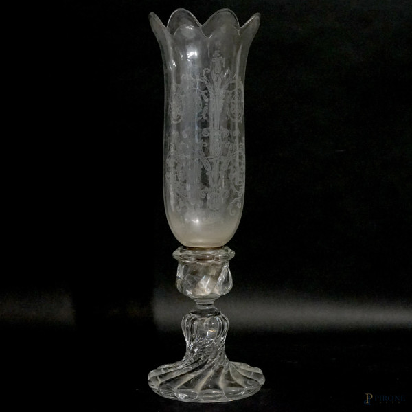 Candeliere in cristallo, Baccarat, Francia, XX secolo, base circolare a torchon con portacandela inciso, cm h 41