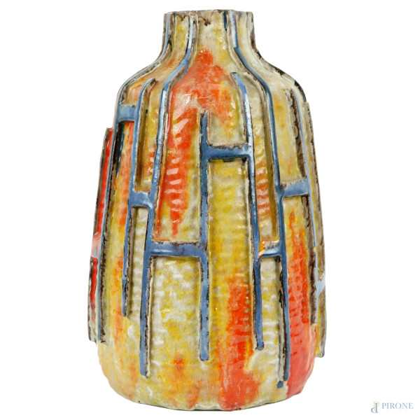 Vaso in ceramica smaltata nei toni dell'arancio, cm h 33, siglato e datato alla base, (lievi segni del tempo).