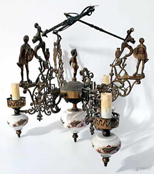 Lampadario a tre bracci in bronzo a motivo di figure e ceramica a decoro floreale, cm 45 altezza cm 55