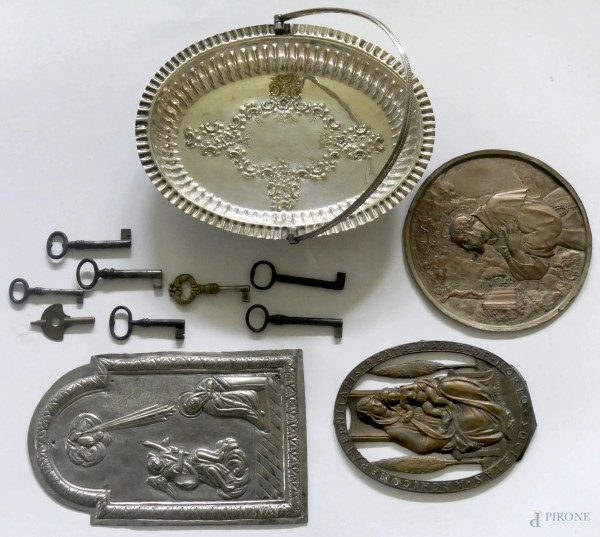 Lotto composto da 12 oggetti vari tra cui chiavi antiche e una chiave per orologio da tavolo e un bassorilievo in bronzo di Publio Morbiducci