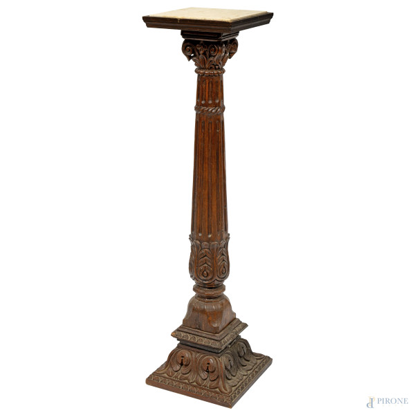 Colonna in legno intagliato con piano in marmo bianco, XX secolo, altezza cm 115, (usura del tempo)
