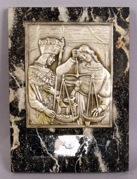 Placca in argento di linea rettangolare a basso rilievo, raffigurante figure, supporto in marmo, altezza 9x7,5 cm.