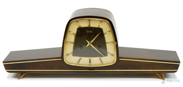 Orologio da camino in noce, Germania, XX secolo, quadrante circolare in metallo dorato e laccato, cm h 21x57,5x11,5, (difetti, vetro mancante, meccanismo da revisionare)