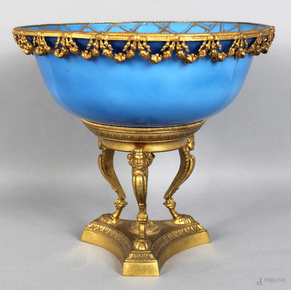 Alzata centrotavola in porcellana dipinta e dorata con base a tripode in bronzo dorato, altezza 21 cm.