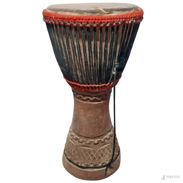 Tamburo Djembe vintage a forma di calice in terracotta ricoperto da pelle di capra con sistema di tiraggio in corda, epoca coloniale, Africa occidentale, altezza cm 40, diametro cm 25