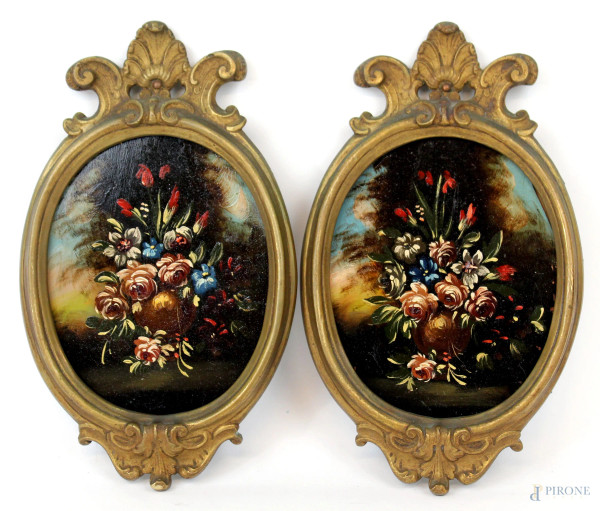 Due miniature raffiguranti vasi con fiori, olio su rame, altezza max cm 24, ad assetto ovale, XX secolo, entro cornici.
