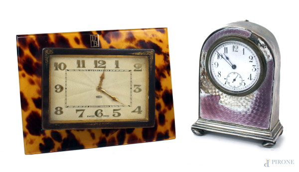 Lotto di due orologi da tavolo con quadrante a numeri arabi, di cui uno in bachelite  ed uno in argento, inizi XX secolo, misure max cm 8,5x11,5, (difetti, meccanismi da revisionare).
