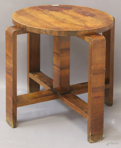 Basso tavolinetto di linea tonda in noce, poggiante su colonna e quattro gambe legate da crociata, periodo decò, h.61 diam.54 cm