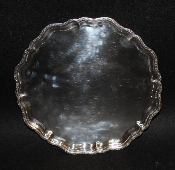 Piatto in argento di linea tonda centinata con bordo cesellato, diametro 30 cm, gr. 538.