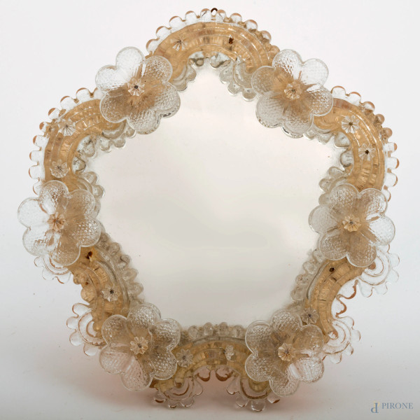 Specchierina in vetro di Murano con decorazione di fiori lungo il profilo, XX secolo, cm 24x22, (difetti)