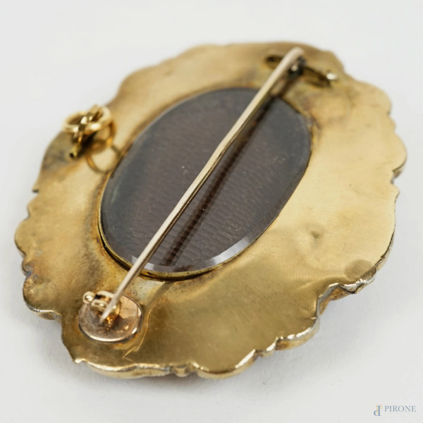 Ciondolo-spilla di epoca vittoriana in oro basso e smalto blu, con decoro floreale a microperle i...