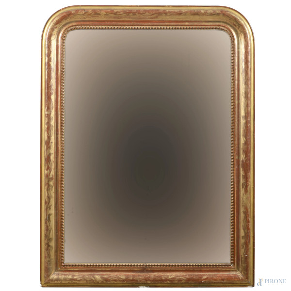 Specchiera in legno intagliato e dorato, XX secolo, cm 125,5x95, (segni di usura, scalfiture, cadute di doratura, difetti)
