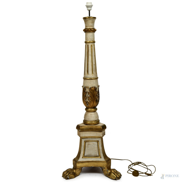Torciere montato a lampada in legno laccato e dorato a foggia di colonna poggiante su tre piedi leonini, XX secolo, altezza cm 130, (segni di usura, cadute di lacca e doratura, scalfiture, da revisionare)