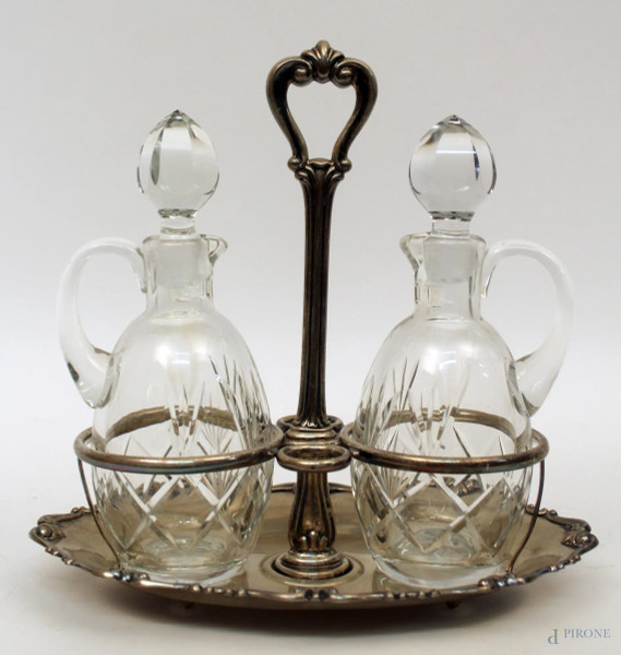Oliera da tavolo in argento completo di flaconi in cristallo, H 23 cm.