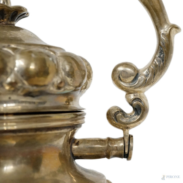 Samovar in argento battuto a mano, manifattura italiana, seconda metà del XX secolo, con corpo ba...