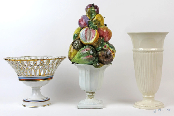 Lotto composto da un vaso in ceramica Wedgwood, un centrotavola ed un trionfo di frutta in ceramica policroma, alt. max cm 40, (difetti e restauri)