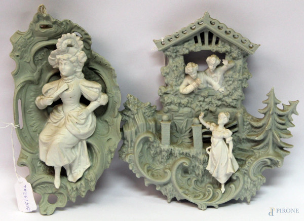 Lotto composto da due placche in bisquit a soggetti di figure a rilievo.