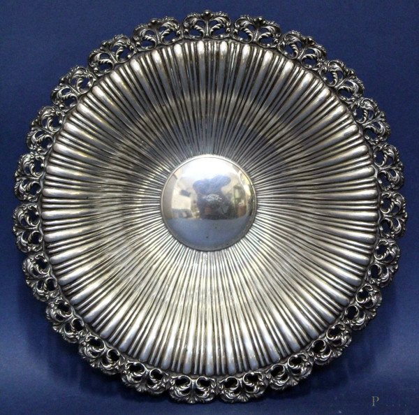 Alzata centrotavola in argento di linea tonda con bordo cesellato, diametro 25 cm, gr 290.