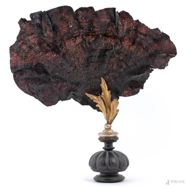 Gorgonia nera con inserto in legno intagliato e dorato su base in legno dipinto, dorato, laccato e argentato, XX secolo, altezza cm 58, segni di usura, difetti)