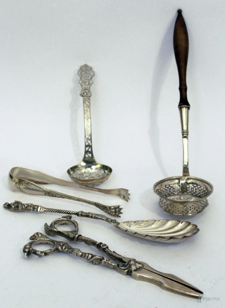 Lotto di due colini, un cucchiaio, una forbice da frutta ed una pinzetta in argento e metallo, XIX sec.