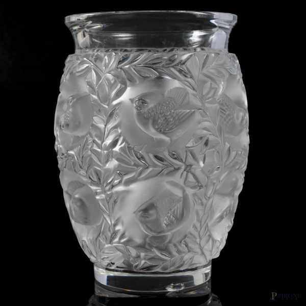 Vaso Lalique con rilievi di volatili tra fogliame, altezza cm 17, (difetti)