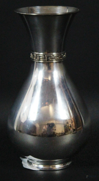 Vaso in argento, corpo liscio e collo con decoro a greca, altezza cm 23,5 gr.400