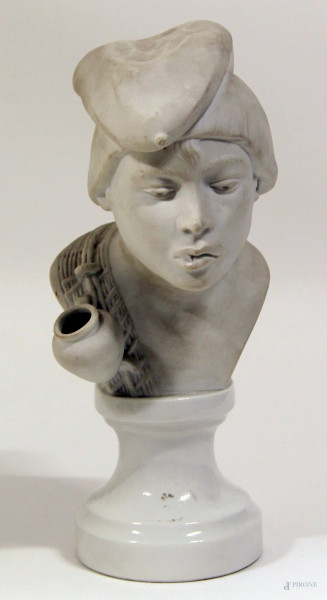 Scugnizzo, scultura in bisquit poggiante su base in porcellana marcata, H 28 cm.