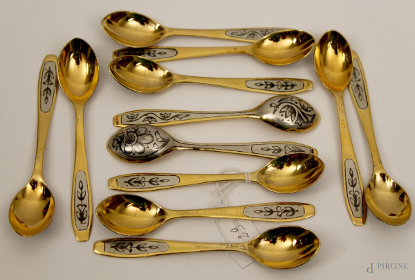 Lotto composto da dodici cucchiaini in argento dorato ed inciso.
