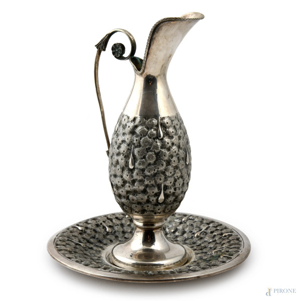 Lotto composto da brocca, piatto e due posate in argento, altezza massima cm 25,5, peso complessi...