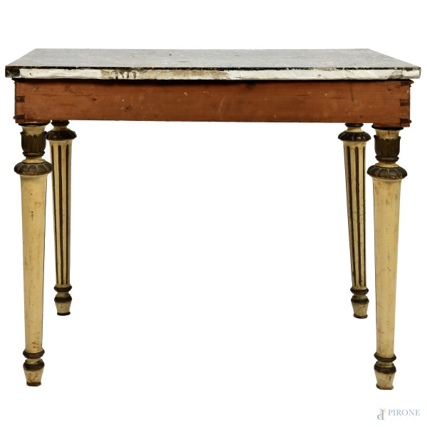 Consolle in stile Luigi XVI in legno laccato e dorato con piano in marmo. Decori a rilievo raffig...