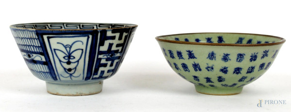 Lotto di due bowl in porcellana bianco e blu, misure max cm 8x16, arte orientale, XX secolo