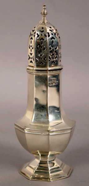 Spargicacao in argento traforato, marcato Mappin and Webb, altezza 16,5 cm, gr. 90.
