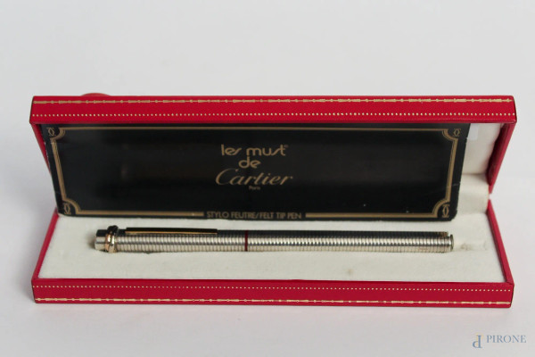 Penna a biro in argento, marcata Cartier, completa di custodia.