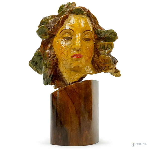 Volto di donna, scultura in terracotta smaltata policroma, cm h 15, base in legno, XX secolo.