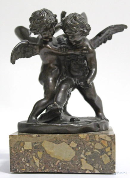 Putti alati, scultura in bronzo brunito poggiante su base in marmo, H 17 cm, H con base 22 cm.