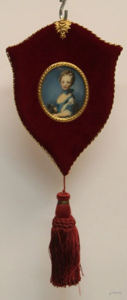 Miniatura raffigurante fanciulla, dipinto su avoriolina, cm 6 x 5.