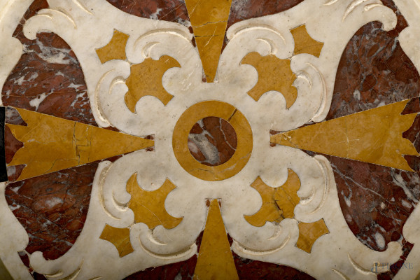 Piano circolare in commesso di marmi policromi . Motivo centrale di ispirazione rinascimentale, c...