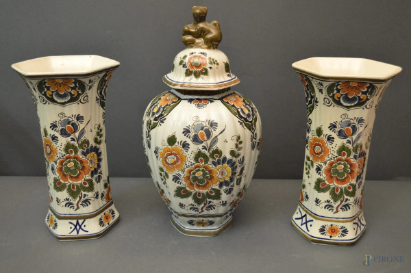 Trittico composto da due vasi e una potiche in porcellana delft a tutto decoro floreale, h. 34 cm.
