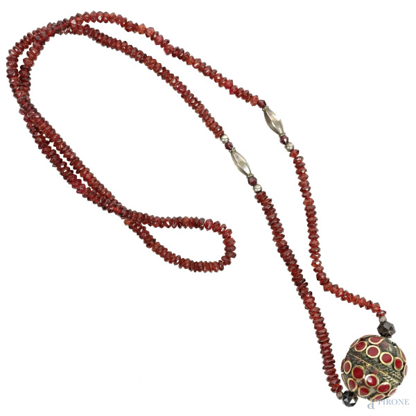 Collana di tormaline con ciondolo sferico decorato a smalti, lunghezza cm 72 circa (imperfezioni)