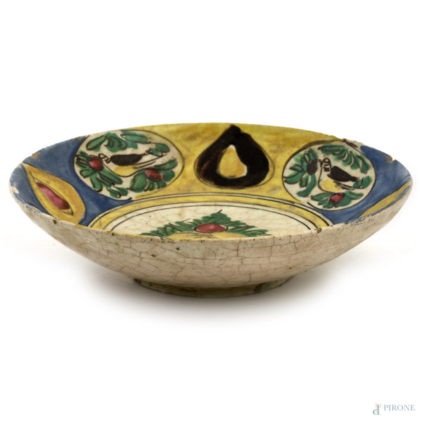 Piatto in maiolica decorato in policromia con frutti e volatili, XIX-XX secolo, diametro cm 23,5,...