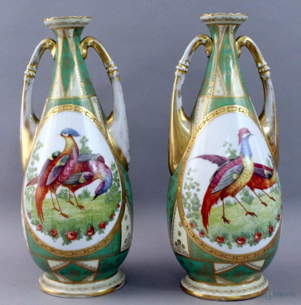 Coppia di vasi biansati in porcellana dipinta con medaglioni centrali raffiguranti volatili, altezza 35 cm, XIX secolo, marcati.